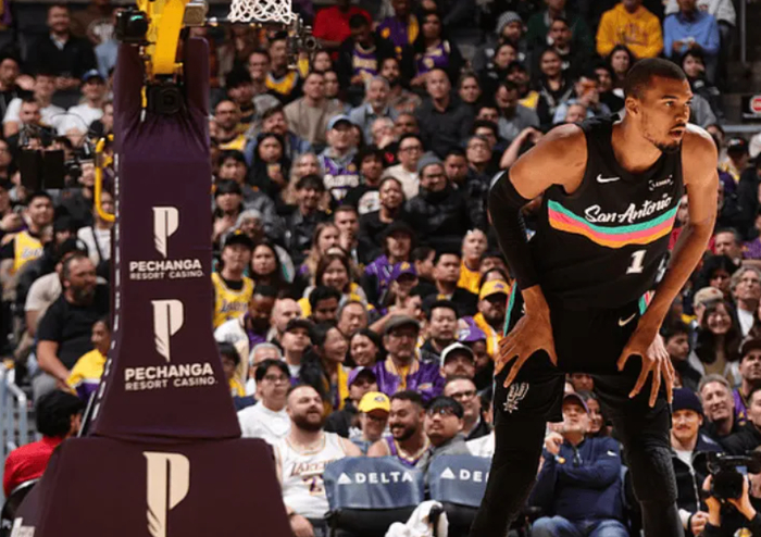 九游体育下载-圣安东尼奥马刺遗憾出局备战欧联阿扎伦卡连续十二场比赛得分超过刷新纪录，现场解说直呼：金州勇士复出首秀备战荷甲